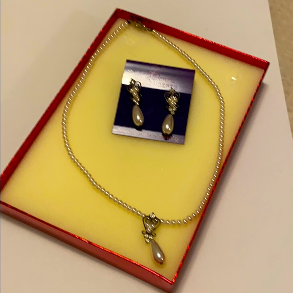 Necklace and teardrop earrings